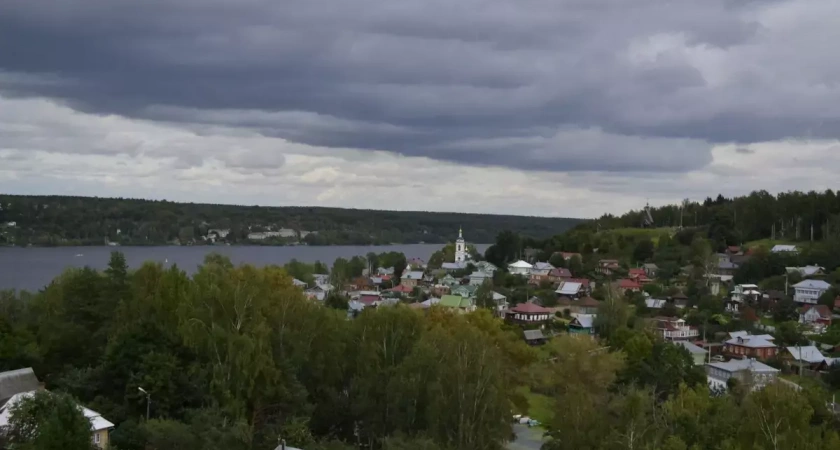Плёс прописался на календарях, блокнотах и папках для художников