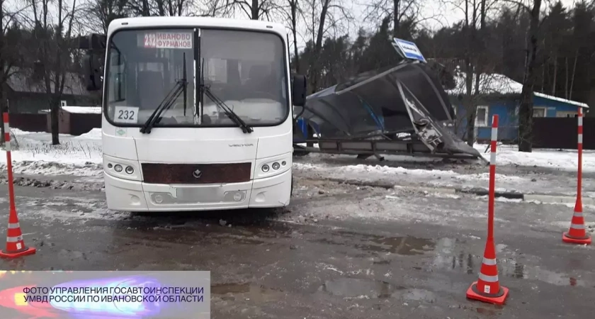 Автобус Иваново-Фурманов на трассе Р-132 сбил женщину вместе с остановкой