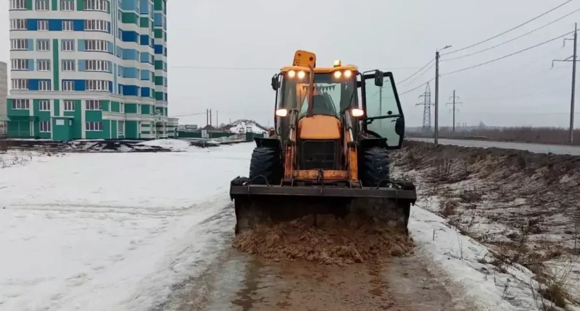 "Два легковых автомобиля не убираются": ивановцы жалуются на суженные из-за наледи дороги