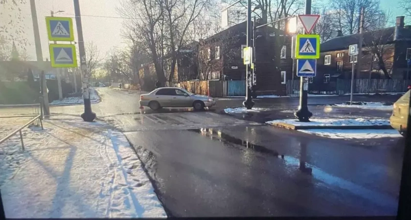 В Иванове "Москвич" протаранил "Киа Спектру", где пострадал водитель, и скрылся