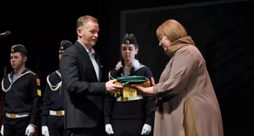 Флаг Кинешмы с автографом командующего ВДВ Михаила Теплинского передали в музей