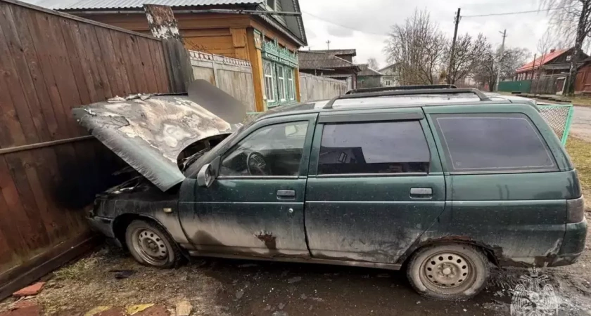 В Иванове ВАЗ-2112 вспыхнул из-за короткого замыкания на 2-й Завокзальной улице