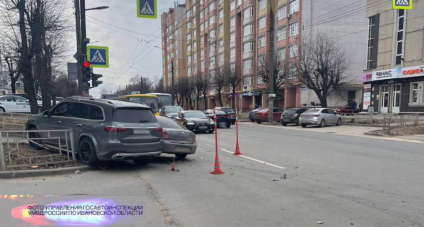 В Иванове Mercedes протаранил Renault при обгоне, пострадали два человека