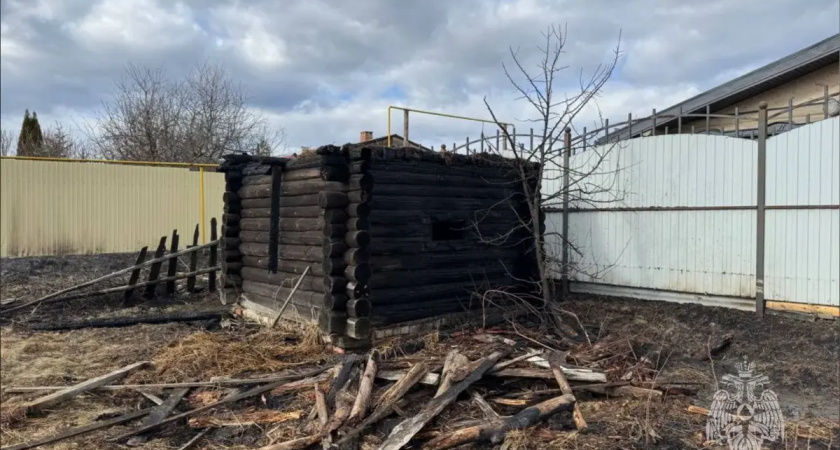 В селе Панеево сгорела баня из-за пала сухой травы