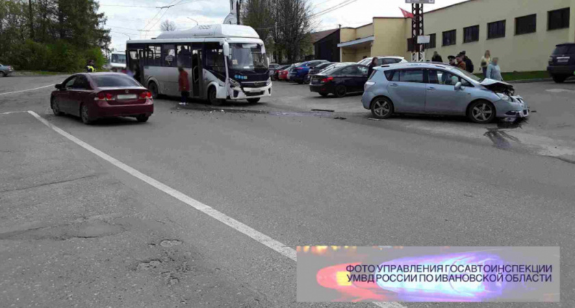 В Кохме автобус столкнулся с легковушкой: пострадали две девочки и женщина-водитель