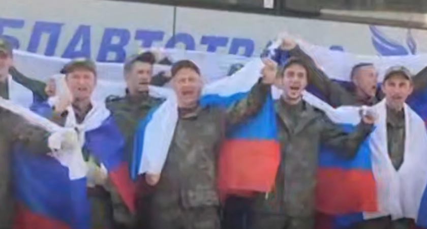 Своих не бросаем: российские военнослужащие возвращаются домой после обмена пленными