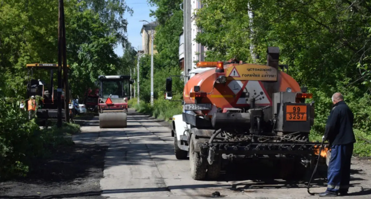 В микрорайоне ПО-14 за 4 миллиона рублей асфальтируют 800-метровую дорогу, не ремонтированную с советских времен