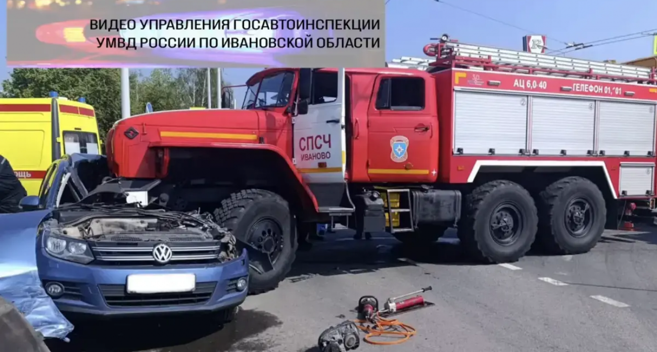 Пожарная машина протаранила "Фольксваген" на перекрестке в Иванове: 53-летняя женщина погибла на месте