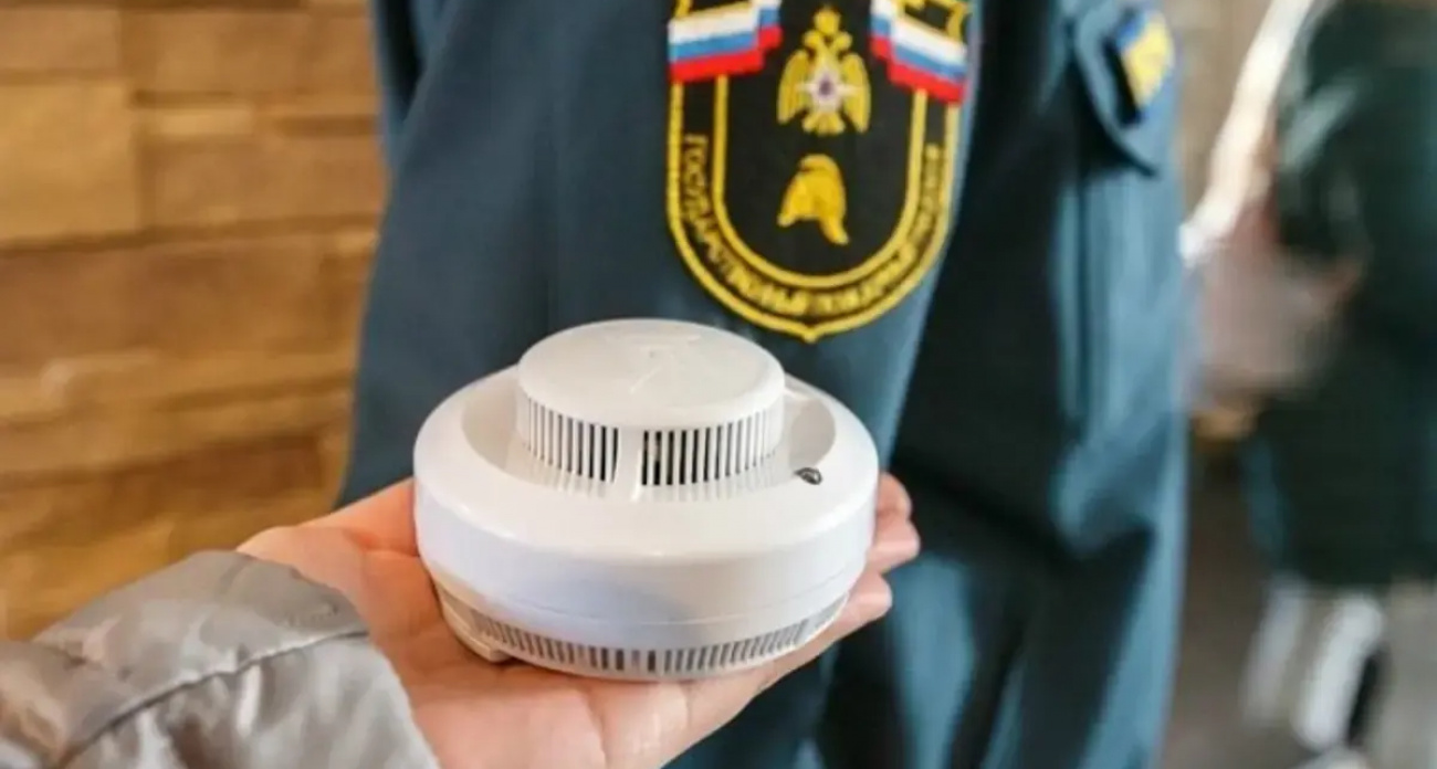 В Родниках многодетным семьям и владельцам печей бесплатно раздают пожарные извещатели