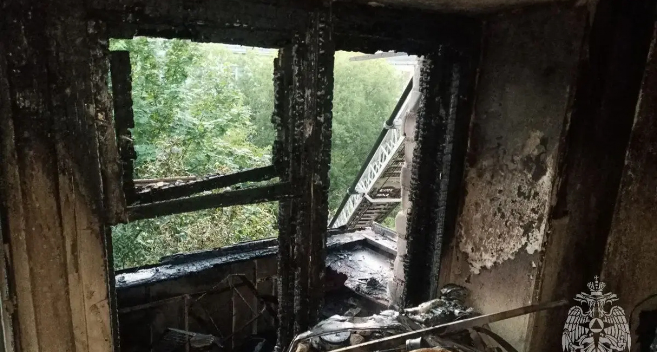 Огонь с балкона перекинулся в квартиру: в Иванове пожарные с автолестницы спасли 8 человек