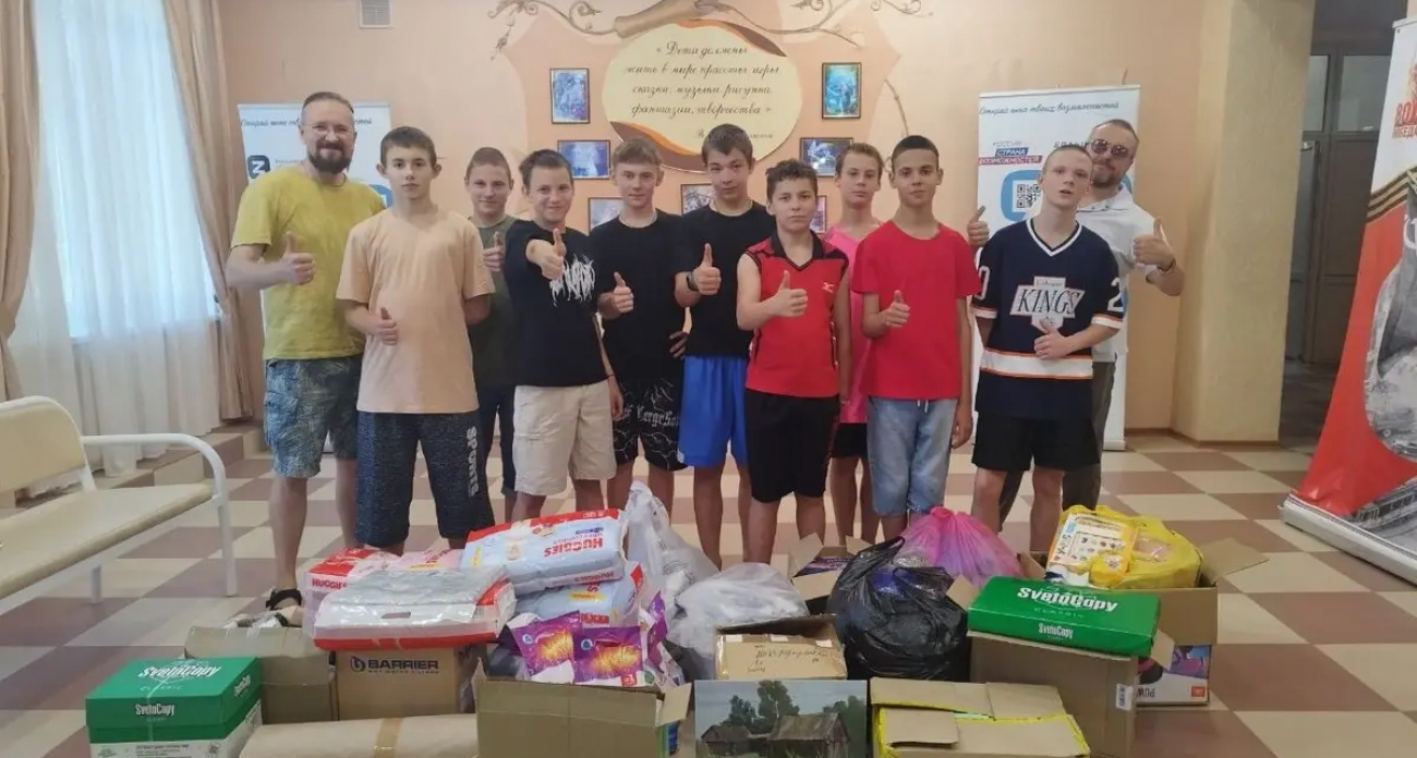Лидер группы "Холм с кулями" дал концерт в детском доме Донбасса и привез гуманитарную помощь