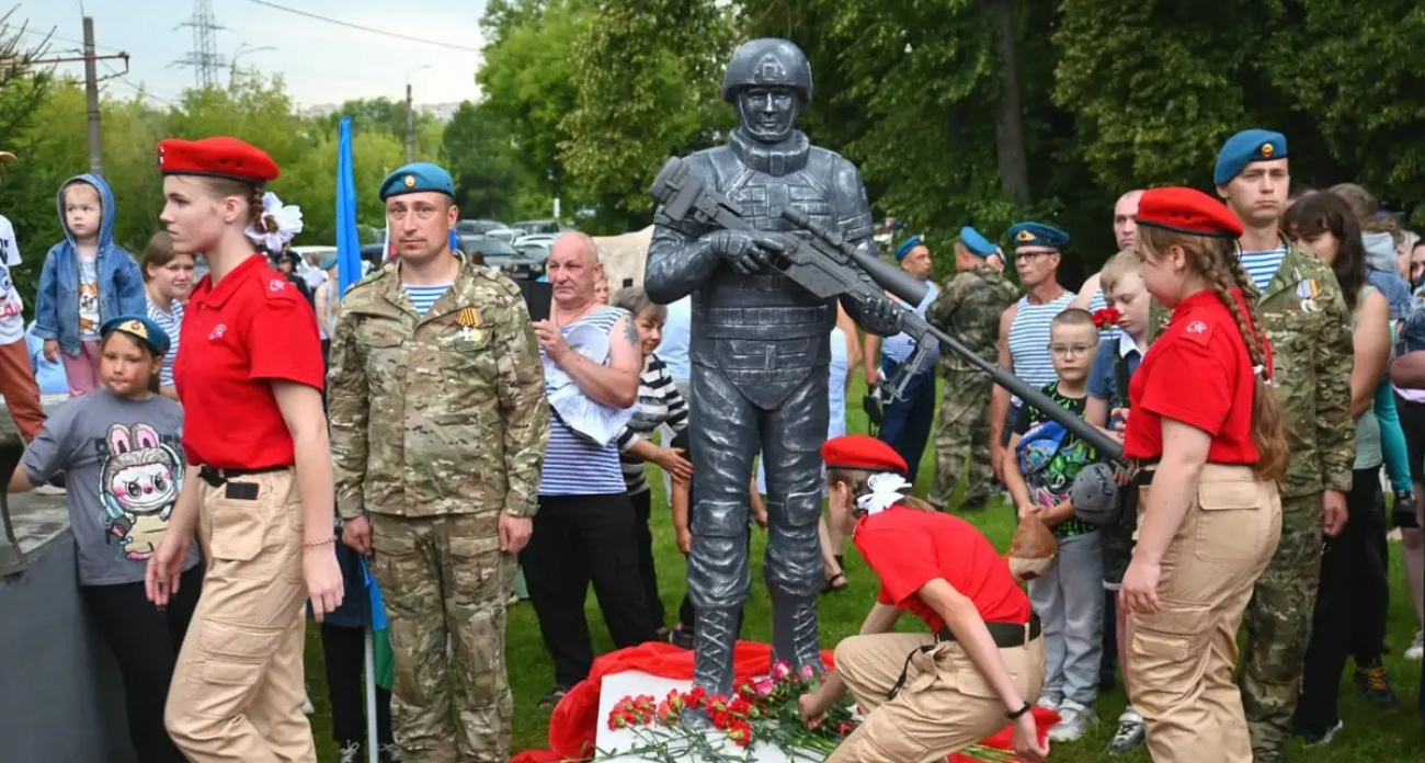 В 95-летие ВДВ в Иванове открыли памятник погибшему при исполнении долга Герою России Андрею Мосину