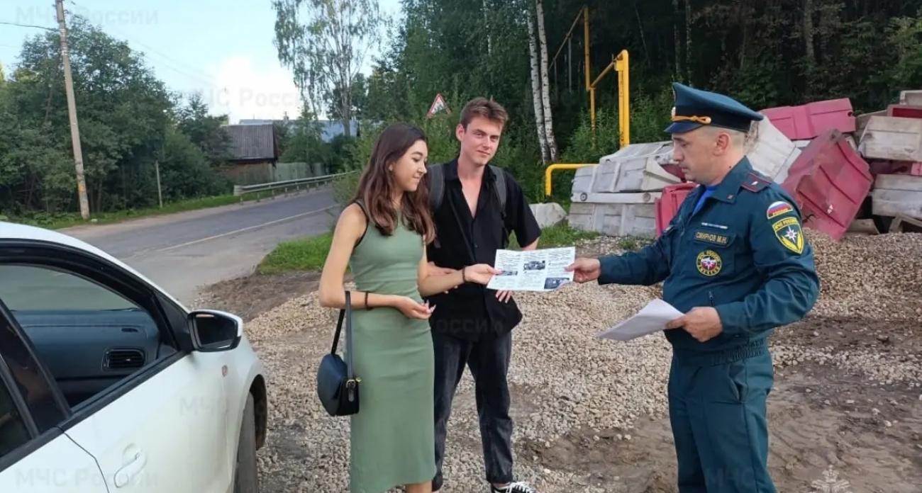 Спасатели Кинешмы предупредили жителей Наволок об опасности детских игр со спичками и зажигалками