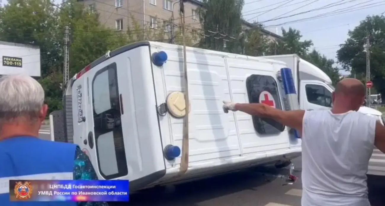 Скорая на красный свет протаранила Киа и опрокинулась: видео резонансного ДТП в Иванове