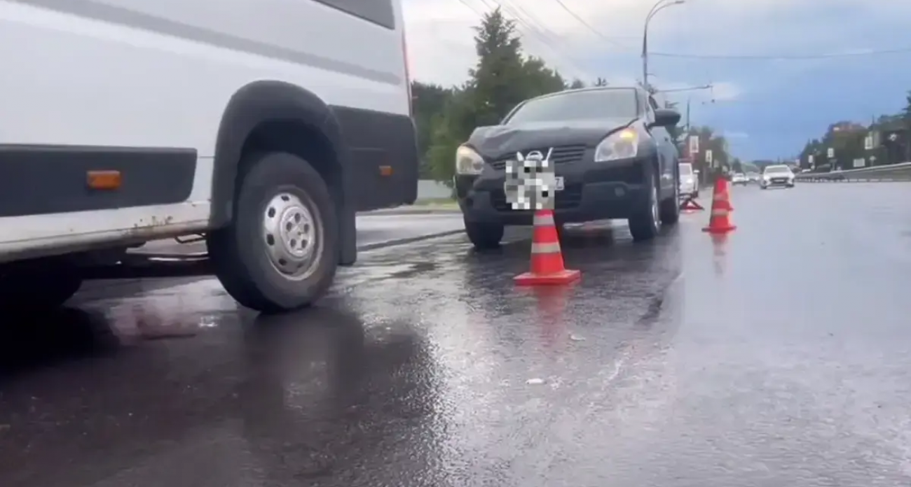Пьяный водитель Nissan с 1,6 промилле протаранил маршрутку с ребенком в Иванове