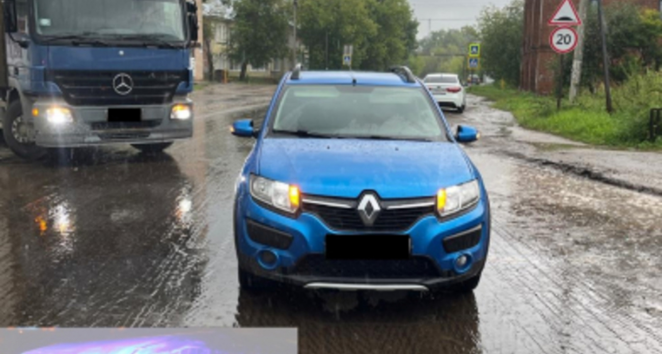 Школьник перебежал дорогу мимо пешеходного перехода и попал под Renault в Вичуге