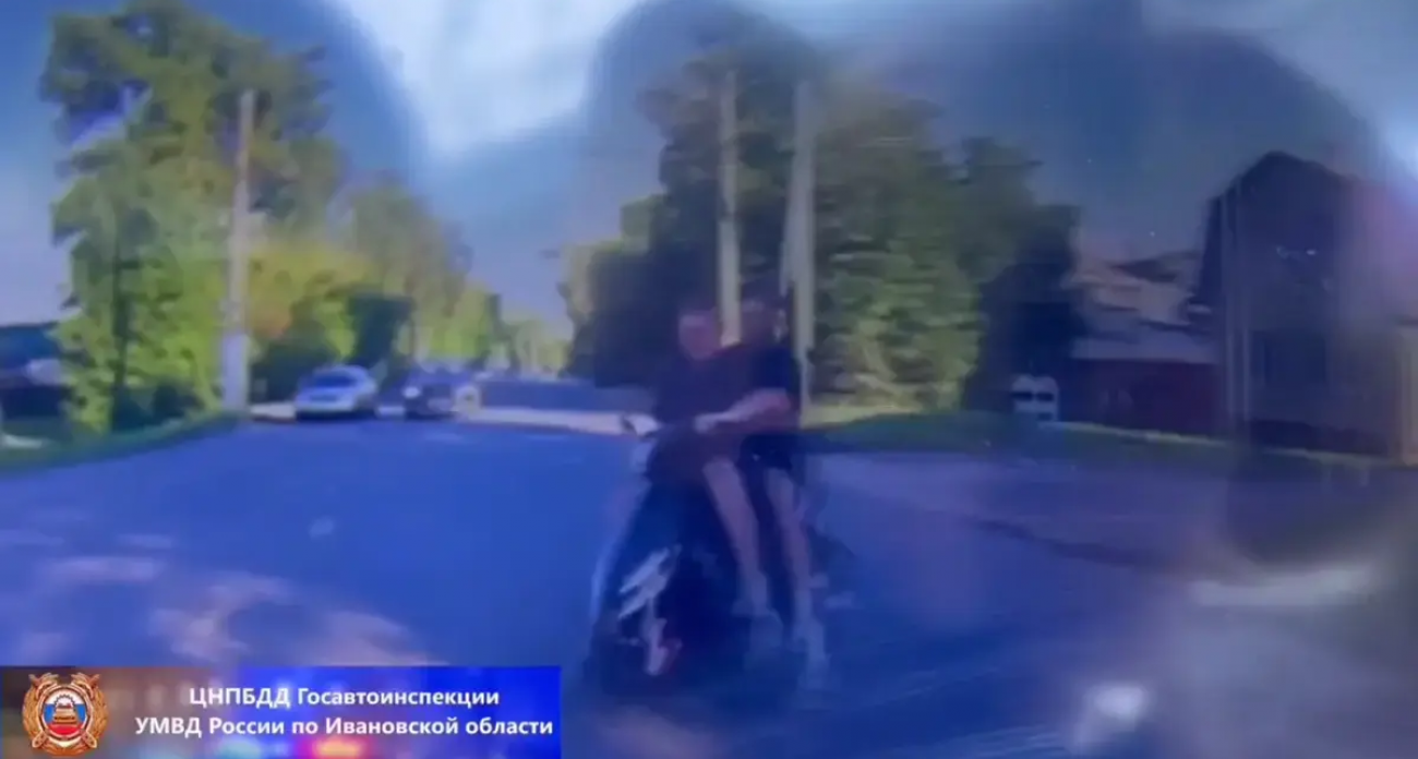 Два 16-летних без прав на скутере влетели в Hyundai на перекрестке в Иванове: видео момента удара