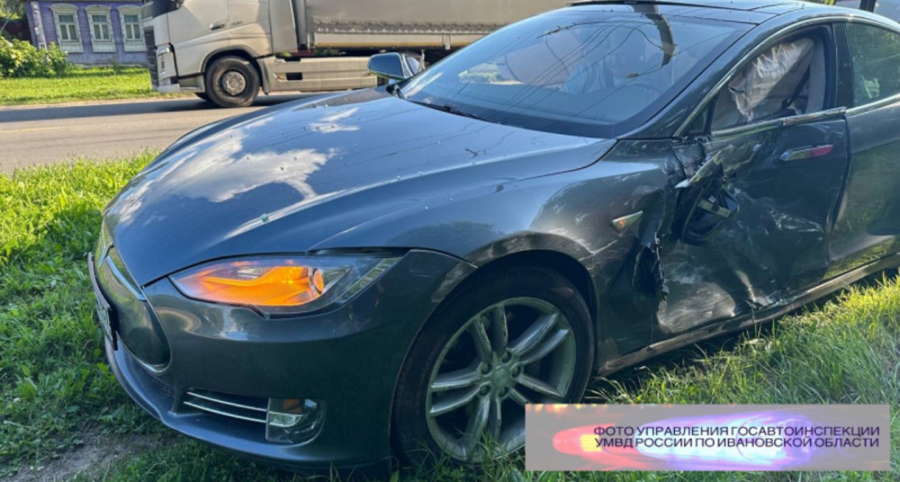 Tesla врезалась в Ford на Парижской Коммуны: 5-летняя девочка пострадала при развороте