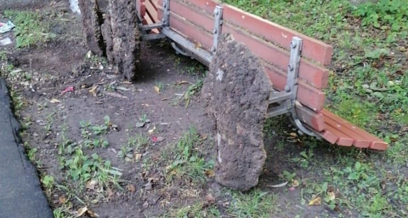 Вандалы в пятницу 15 августа разгромили парк Тезино: лавочки валяются вверх тормашками