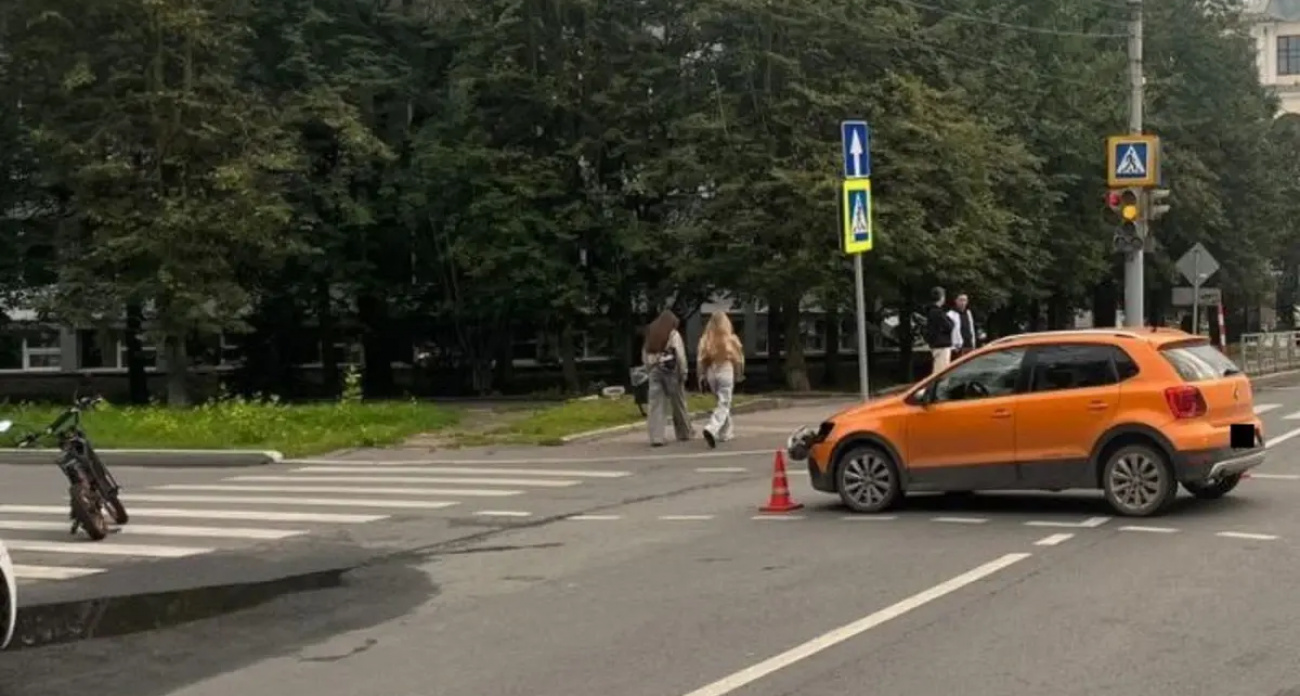 39-летняя водительница на Volkswagen Polo сбила 16-летнего на электроскутере в центре Иванова