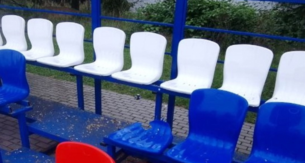 В Юже вандалы снова сломали трибуны на единственном стадионе города после капремонта
