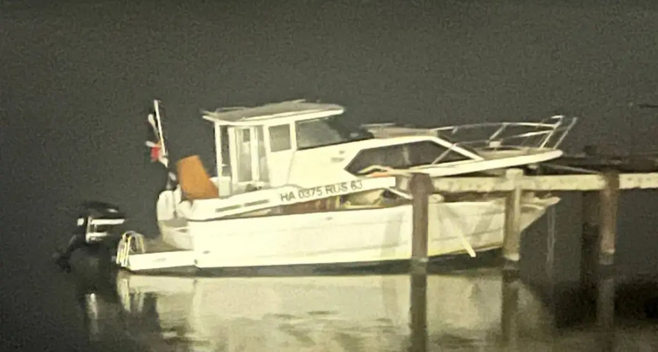 Катер на высокой скорости протаранил дамбу в Наволоках: один погиб, прокуратура начала проверку