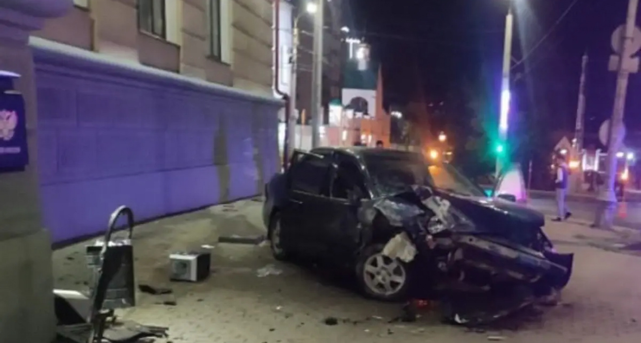 23-летний водитель без прав на неисправной Mitsubishi снес стелу и протаранил главпочтамт в Иванове