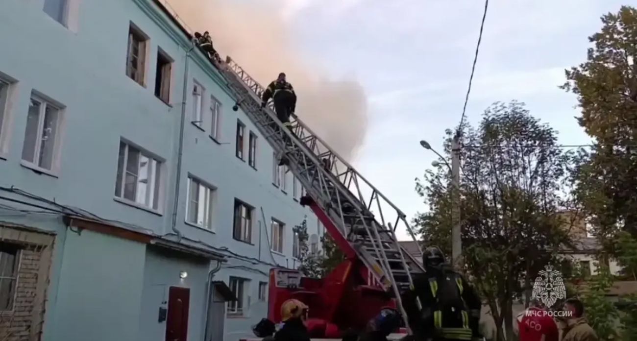 Крупный пожар в Иванове: эвакуированы 45 жильцов, огонь охватил 500 квадратных метров крыши