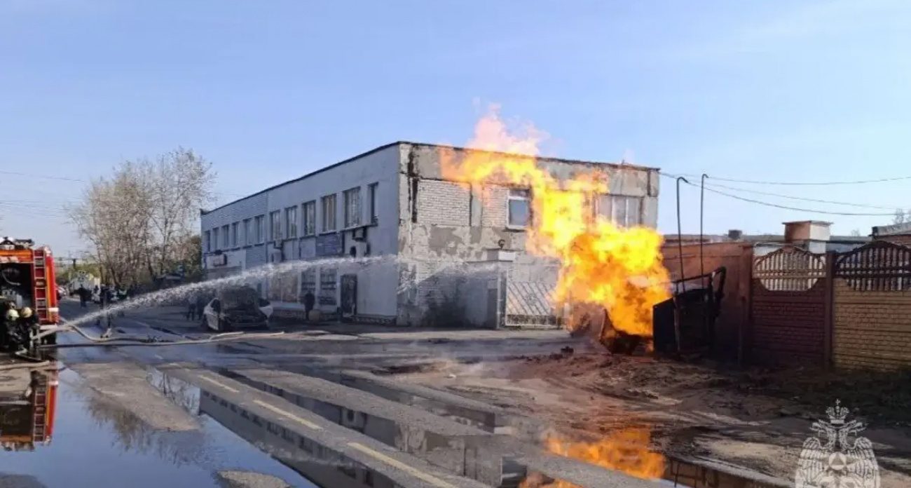 Столб пламени на Суздальской: автомобиль протаранил газоузел и вспыхнул в Иванове