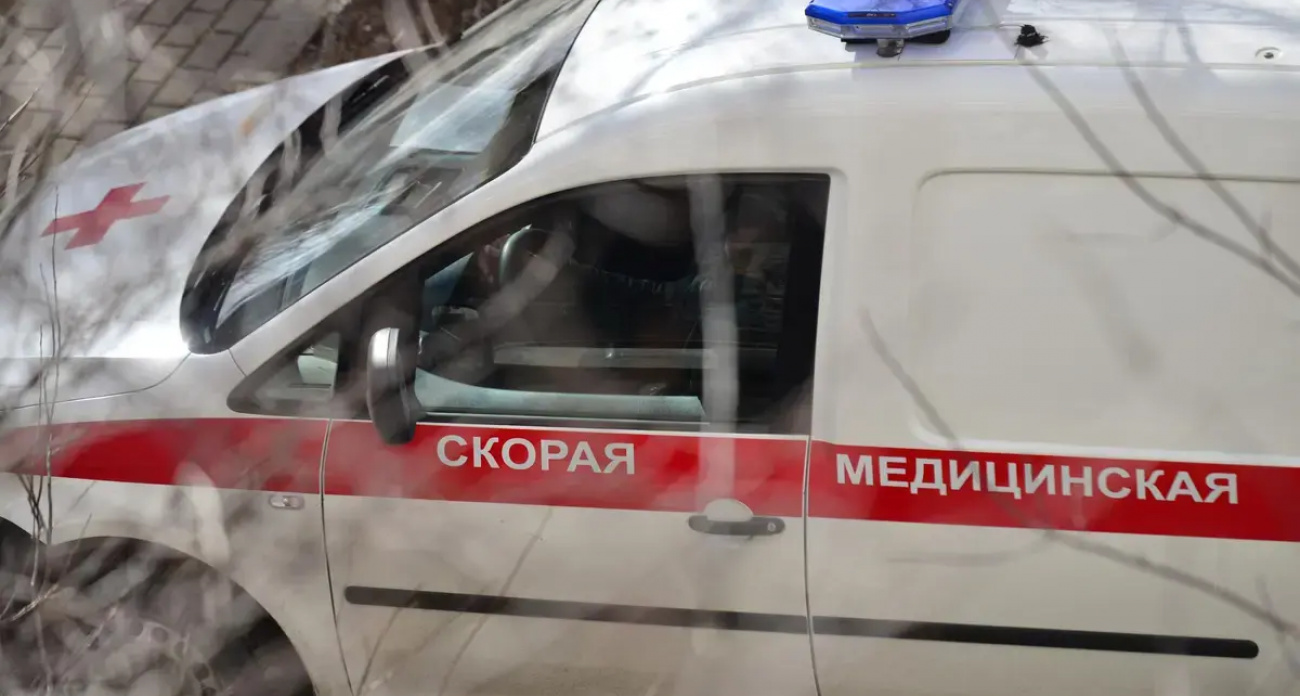 51-летний водитель Peugeot не пропустил скорую с сиреной — карета опрокинулась, двое пострадавших
