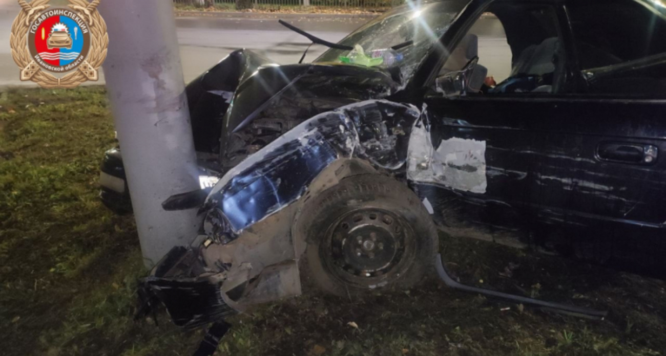 Лишенный прав пьяный водитель Toyota протаранил флагштоки в Иванове: пассажирка с переломом бедра
