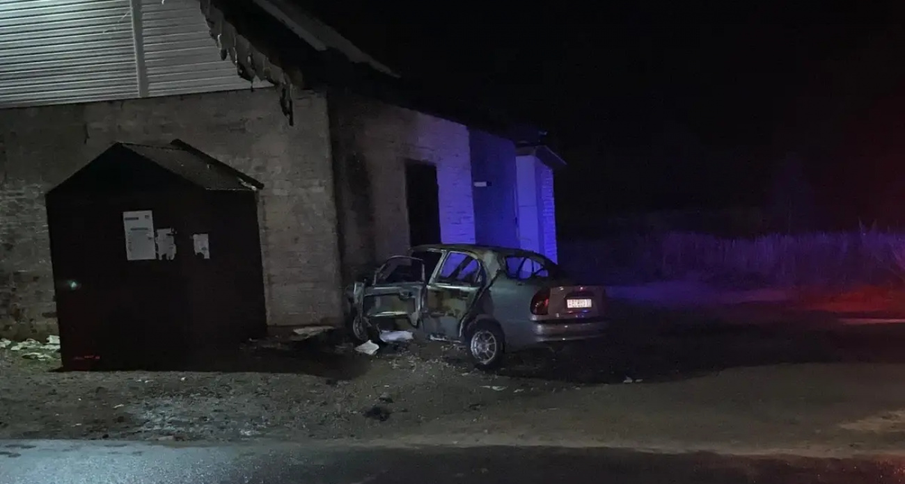 23-летний водитель ZAZ врезался в магазин и сгорел заживо в Петровском