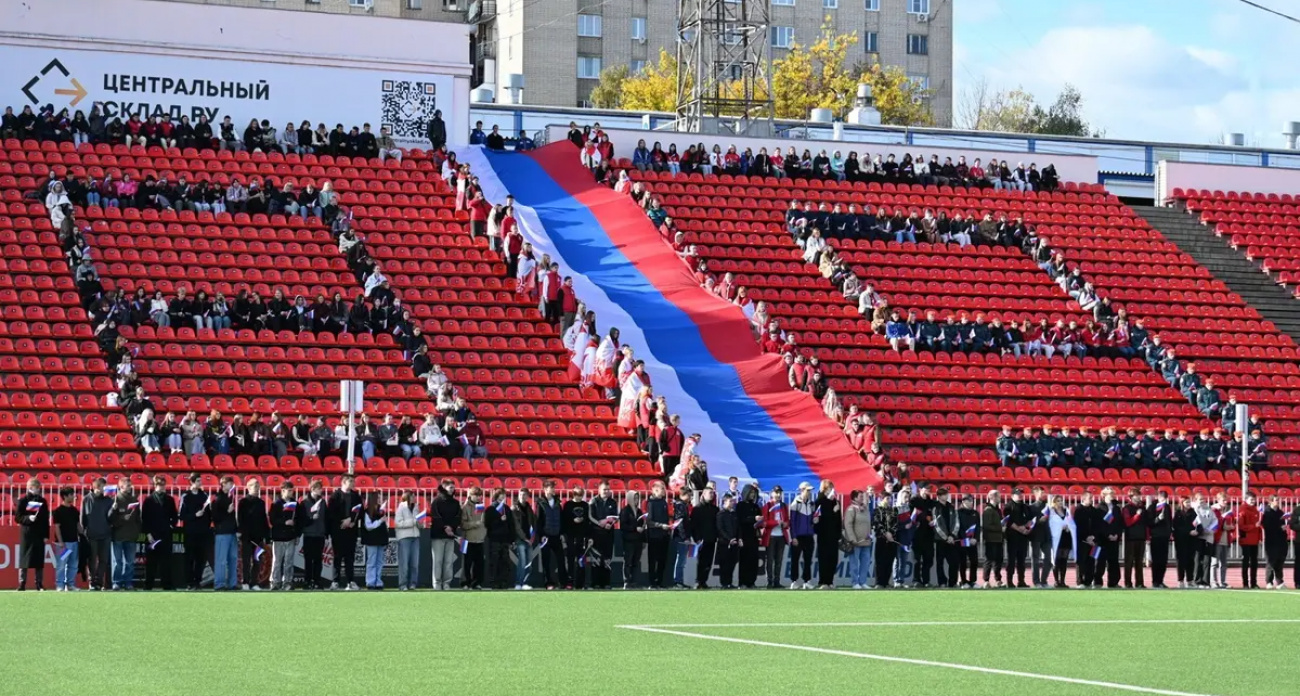 "Когда мы едины": 300 ивановцев выстроились в живую цифру 89 и развернули 37-метровый флаг России
