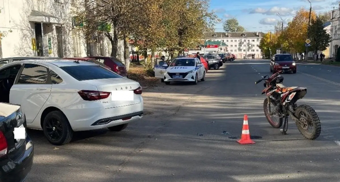 21-летний мотоциклист получил ушибы после столкновения с не пропустившей его Ладой Вестой в Вичуге