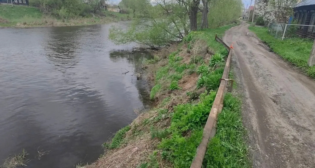 Суд обязал власти спасти село Холуй от обрушения берега реки Тезы