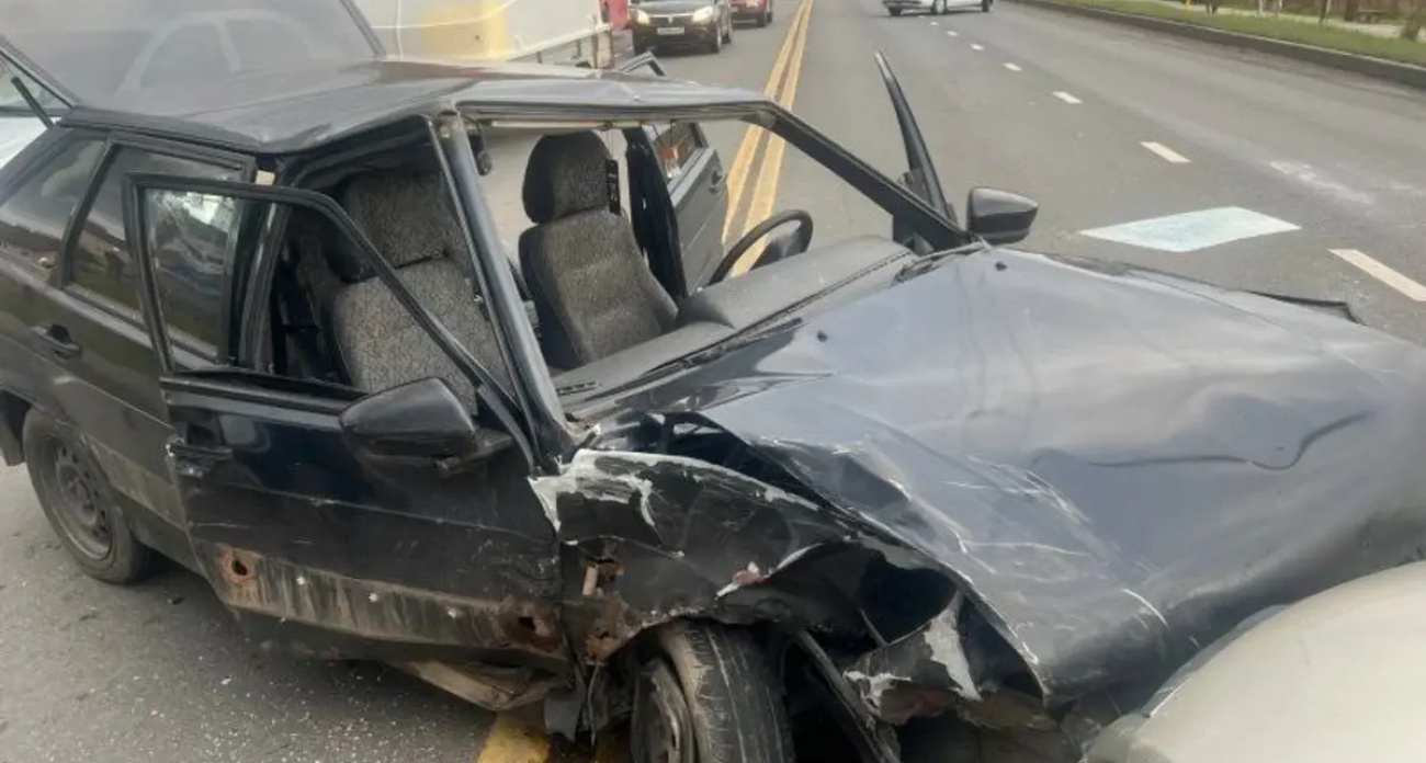 16-летний водитель без прав на снятой с учета Ладе протаранил Mazda и покалечил двух подростков