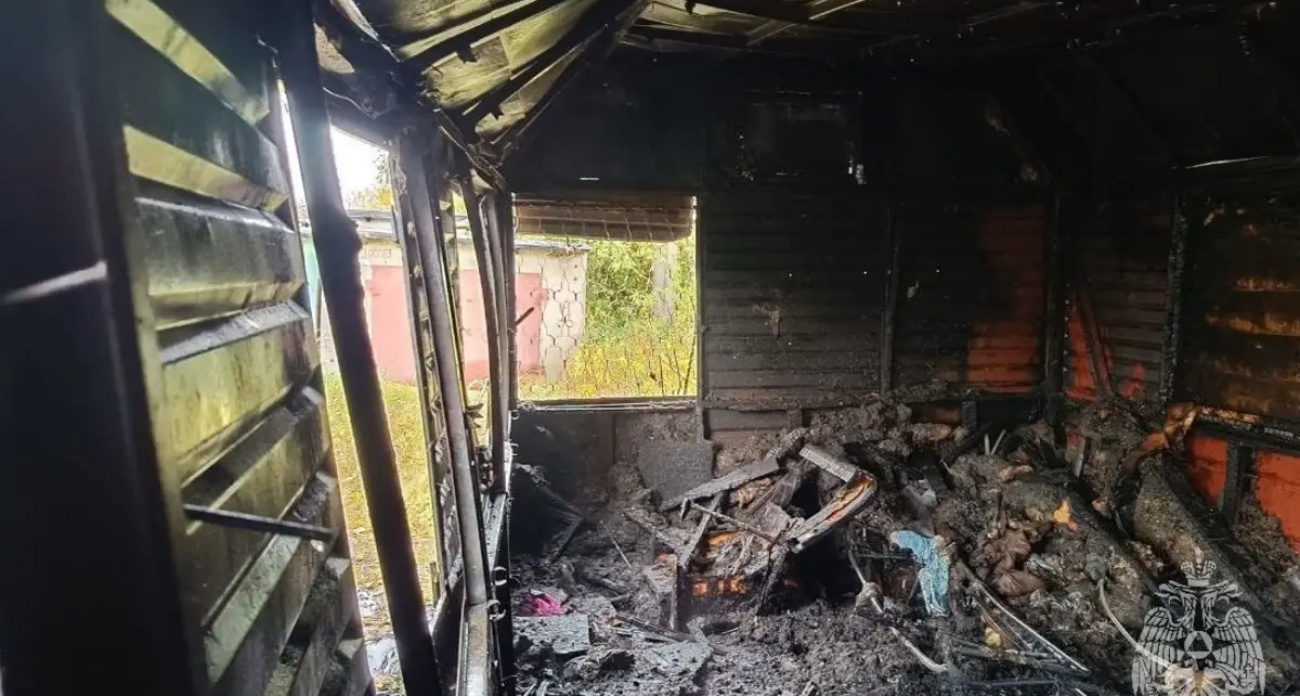 Возле пожарной академии в Иванове полностью выгорел вагончик на 30 квадратах