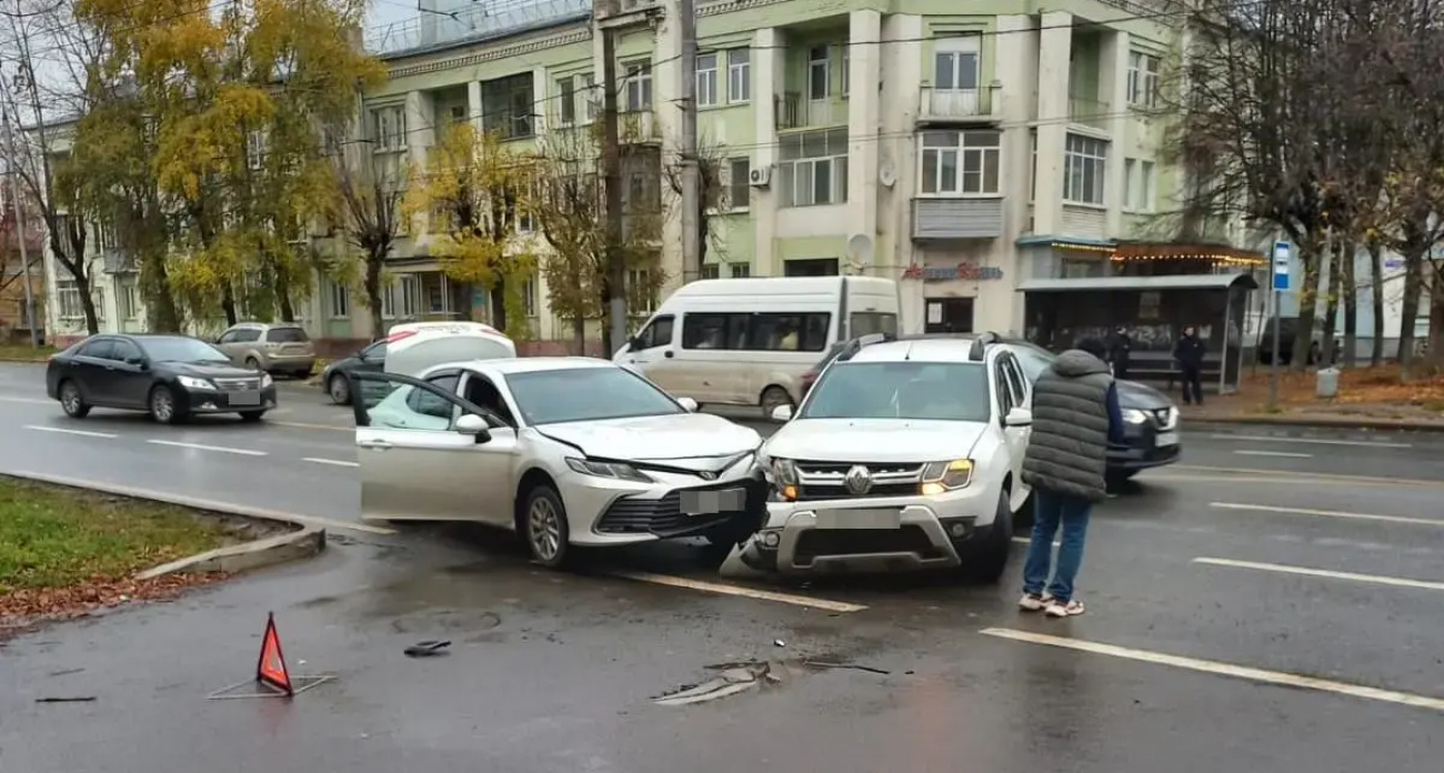 Разворот в неположенном месте: Renault Duster протаранил Toyota Camry у детского центра в Иванове