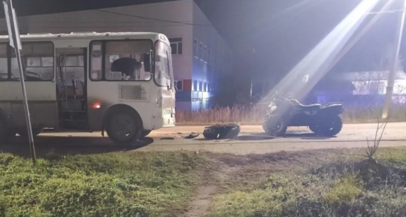 Пьяный 47-летний водитель на незарегистрированном квадроцикле протаранил автобус ПАЗ в Родниках