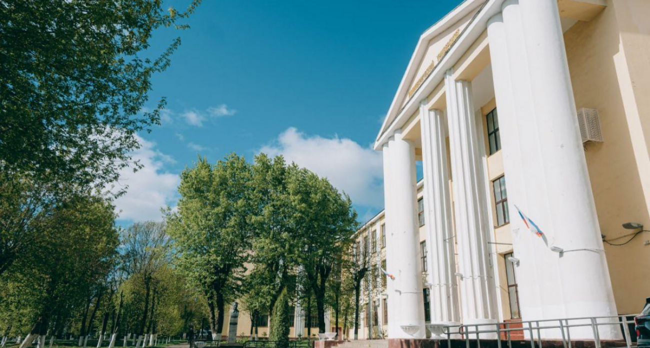 Крышу памятника архитектуры 1937 года — здания Политеха — отремонтируют после ЧП