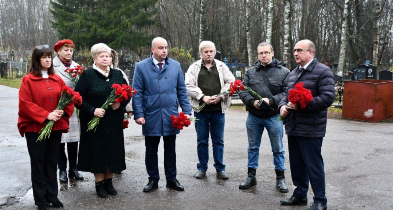 У памятника жертвам сталинских репрессий в Балино возложили цветы: пик трагедии пришёлся на 1937 год