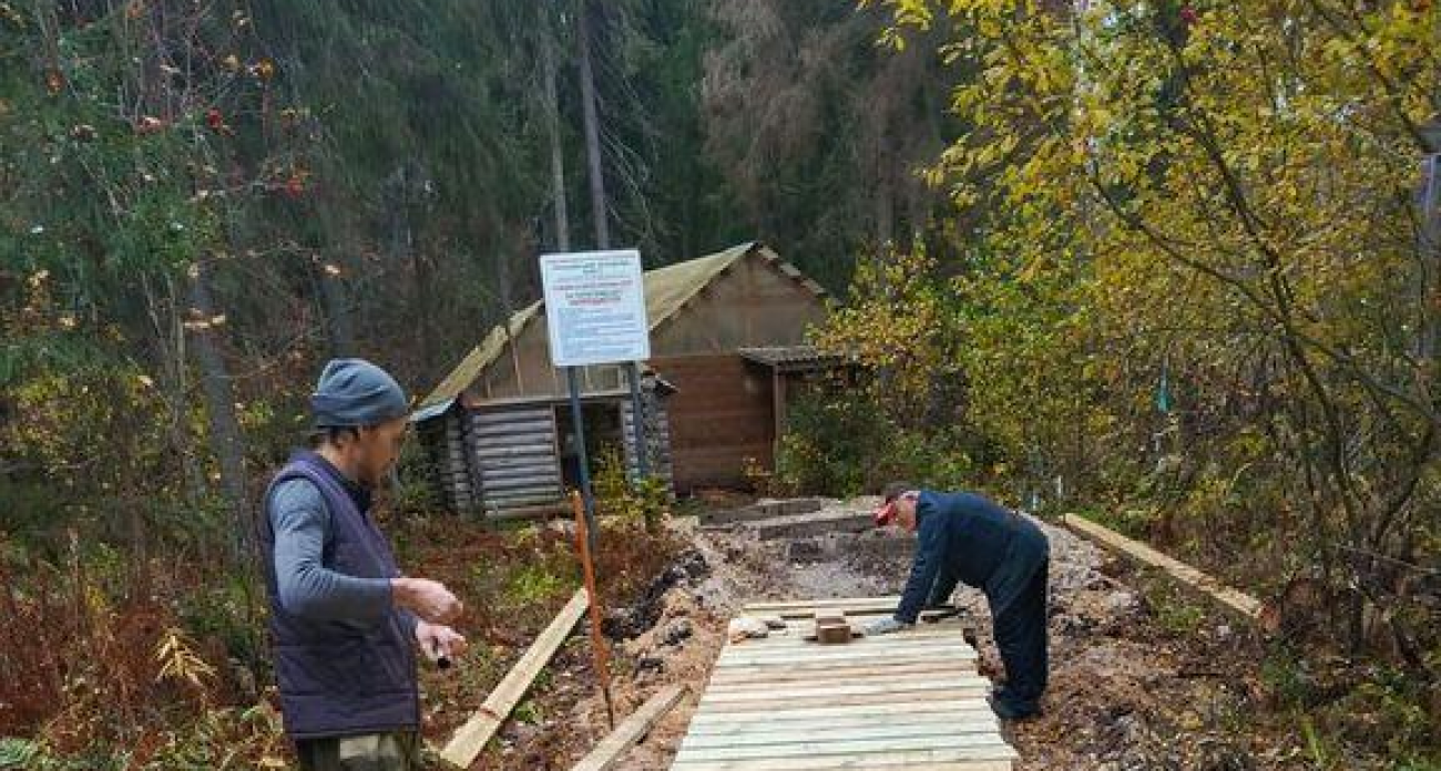 Стометровый настил к святому источнику заменили впервые за 11 лет в Пестяковском районе