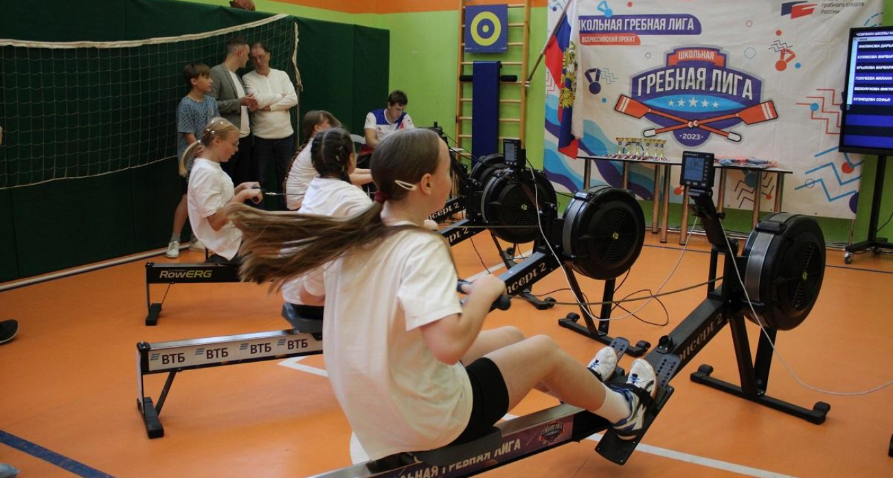 Более 40 школьников сразились на гребных тренажерах с виртуальной трассой на экране