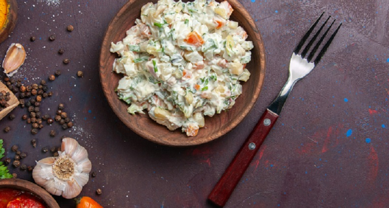 Гости ломают голову: новогодний салат с рыбой и огуречным рассолом — рецепт остался загадкой