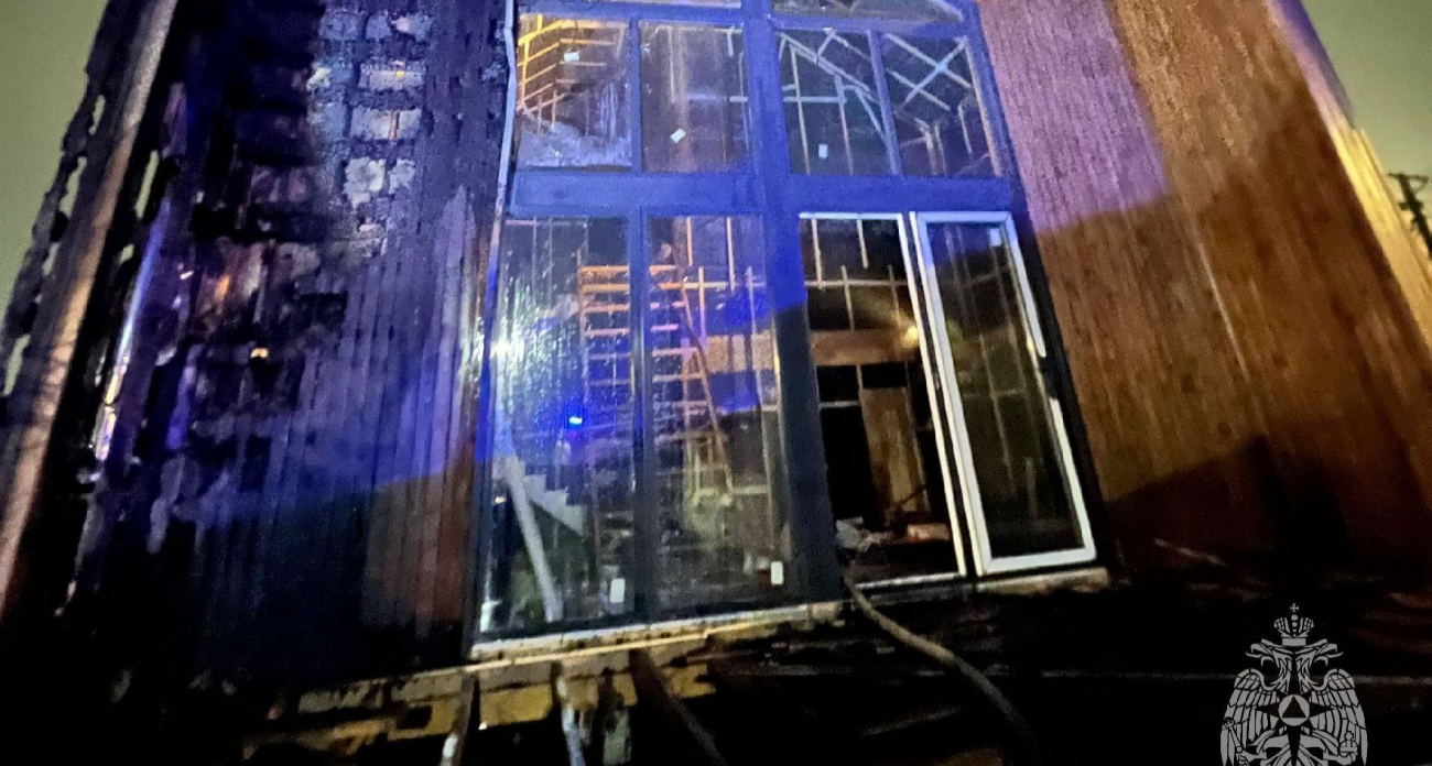 Ночной пожар в 1:31 охватил остекленный фасад дома на 35 квадратах в Воробьеве