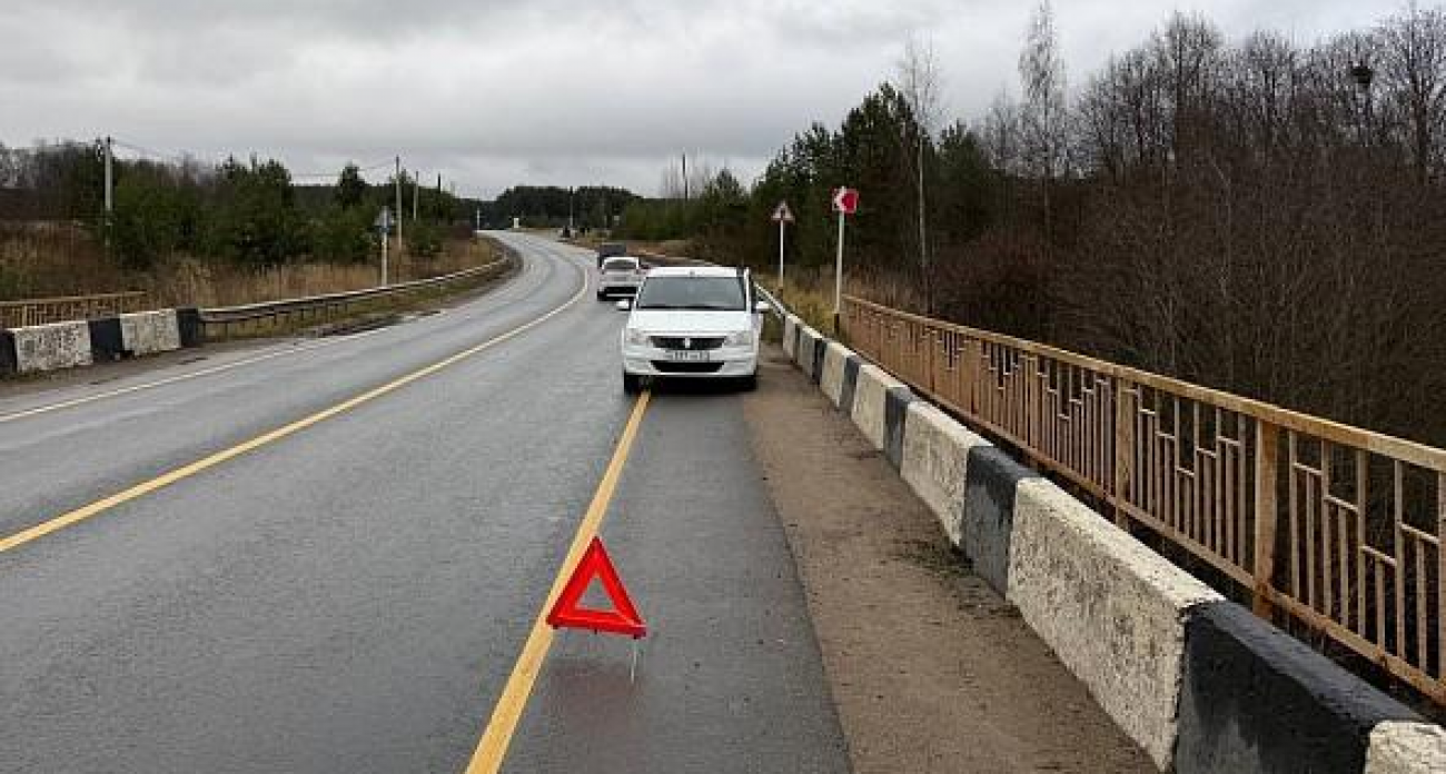 На «ВАЗе» через сплошную: 22-летний водитель отправил женщину в больницу с травмой головы