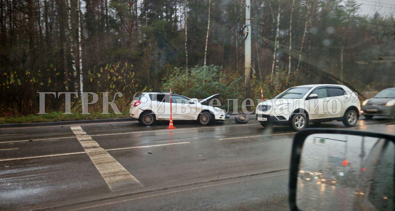 У Kia Rio вырвало колесо после удара в островок безопасности на Кохомском шоссе