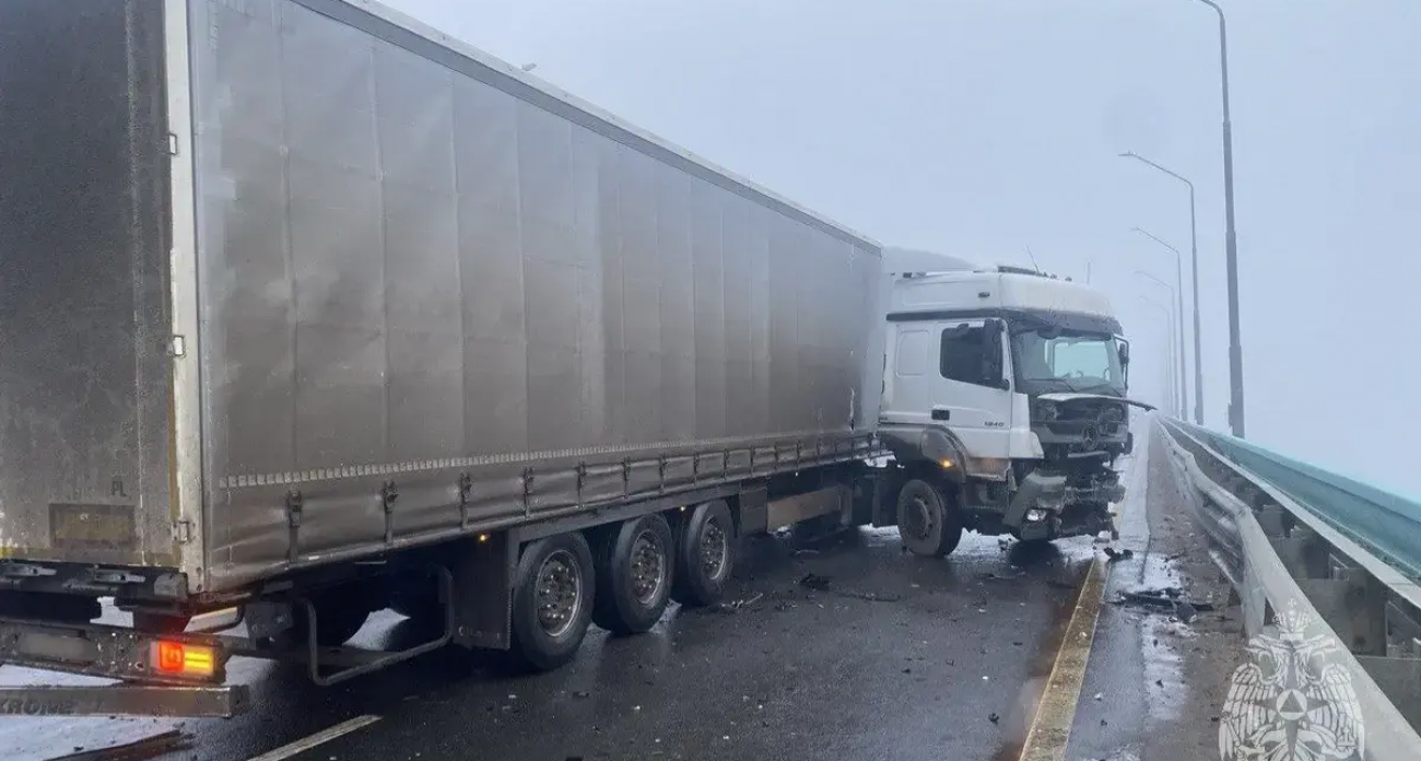 Густой туман на мосту через Волгу: тягач развернуло, легковушка всмятку, пострадал 65-летний водитель