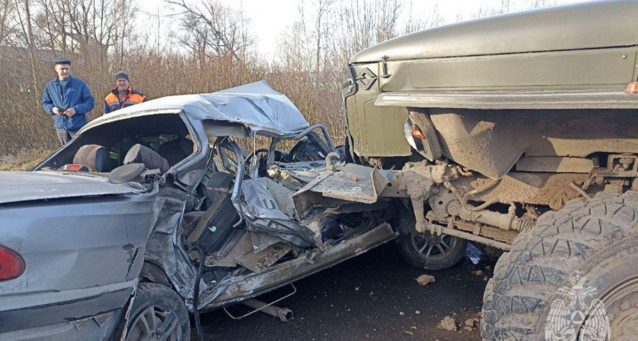 Лобовое столкновение «Урала» и «Волги» в Палехе: погиб 30-летний водитель