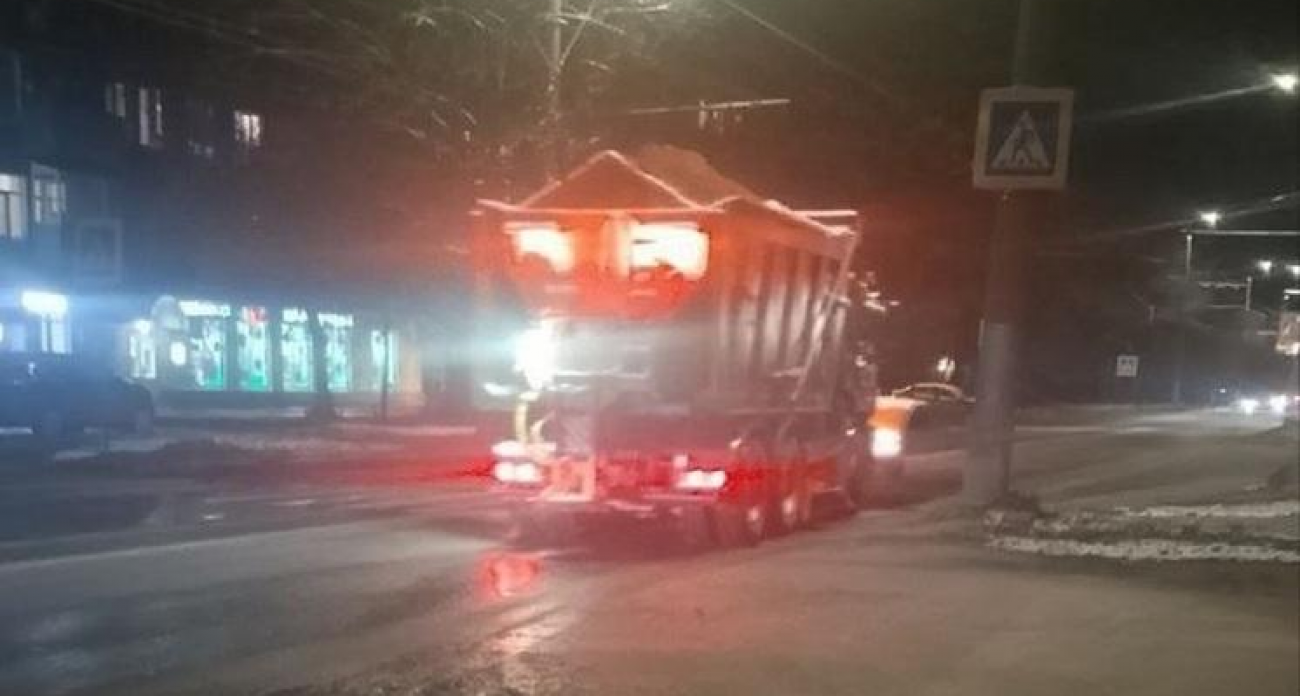 Переход через ноль: 18 КДМ шесть часов обрабатывали дороги Иванова реагентами